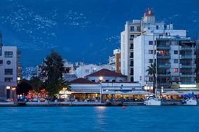 Οι αστυνομικοί συνέλαβαν τον δημοσιογράφο παραμονεύοντας σε ένα ΙΧ